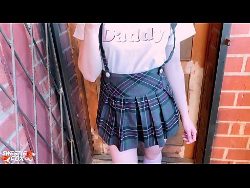 ❤️ Msichana wa shule Ananyonya Dick yake kwa kina na kutombana badala ya madarasa. Ponografia kali ❌❤
